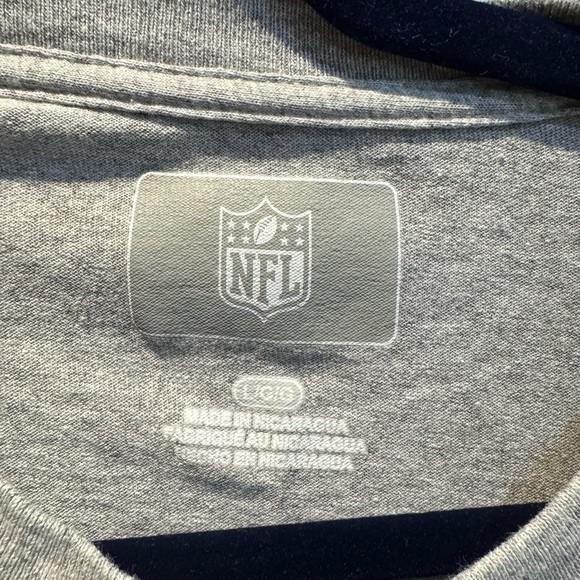NFL Team Apparel Philadelphia
Eagles Football Gray T-shirt Men's
Size Large - Picture 3 of 3